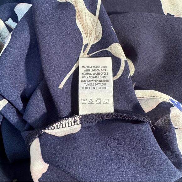 West Kei Blouse Women’s Size Medium Navy Blue White Floral Shirt Twist Front - Picture 3 of 6